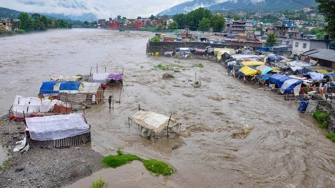 Himachal Rain Havoc: हिमाचल प्रदेश में बारिश ने मचाई तबाही, देशभर में बाढ़ जैसे हालात